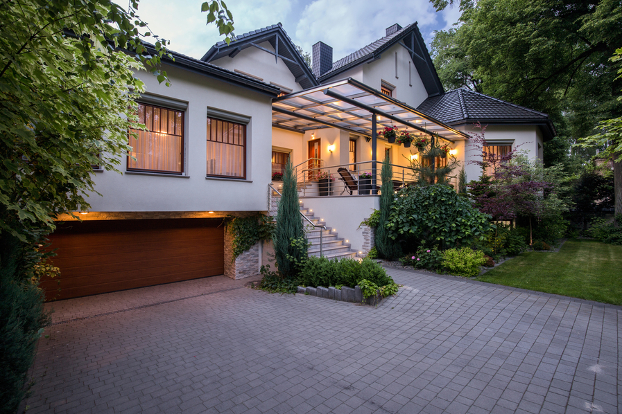 How to Design the Perfect Outdoor Entertainment System